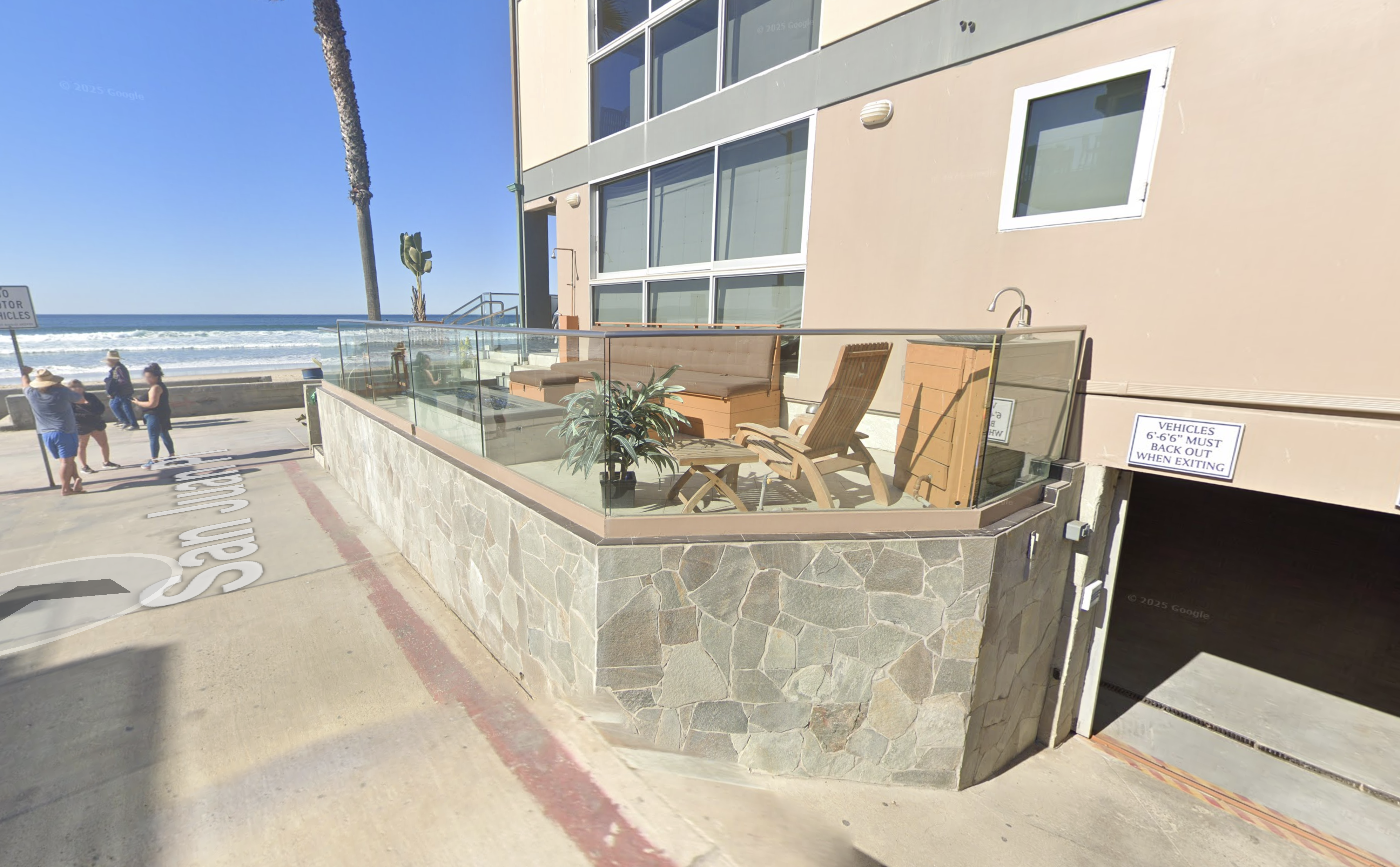 Private Corner Patio Direct Access To Beach!